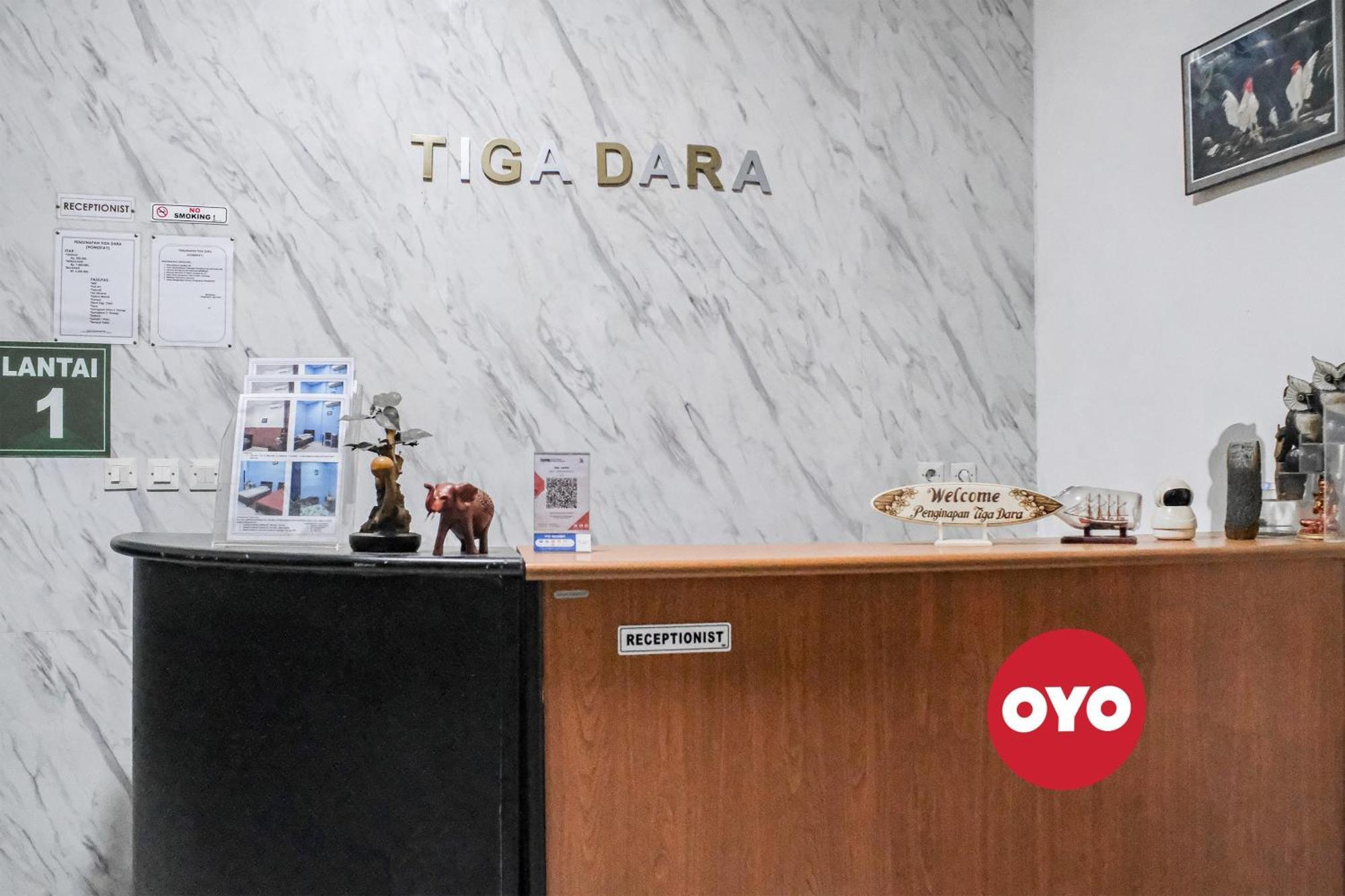 Oyo 93117 Penginapan Tiga Dara Джаяпура Екстериор снимка