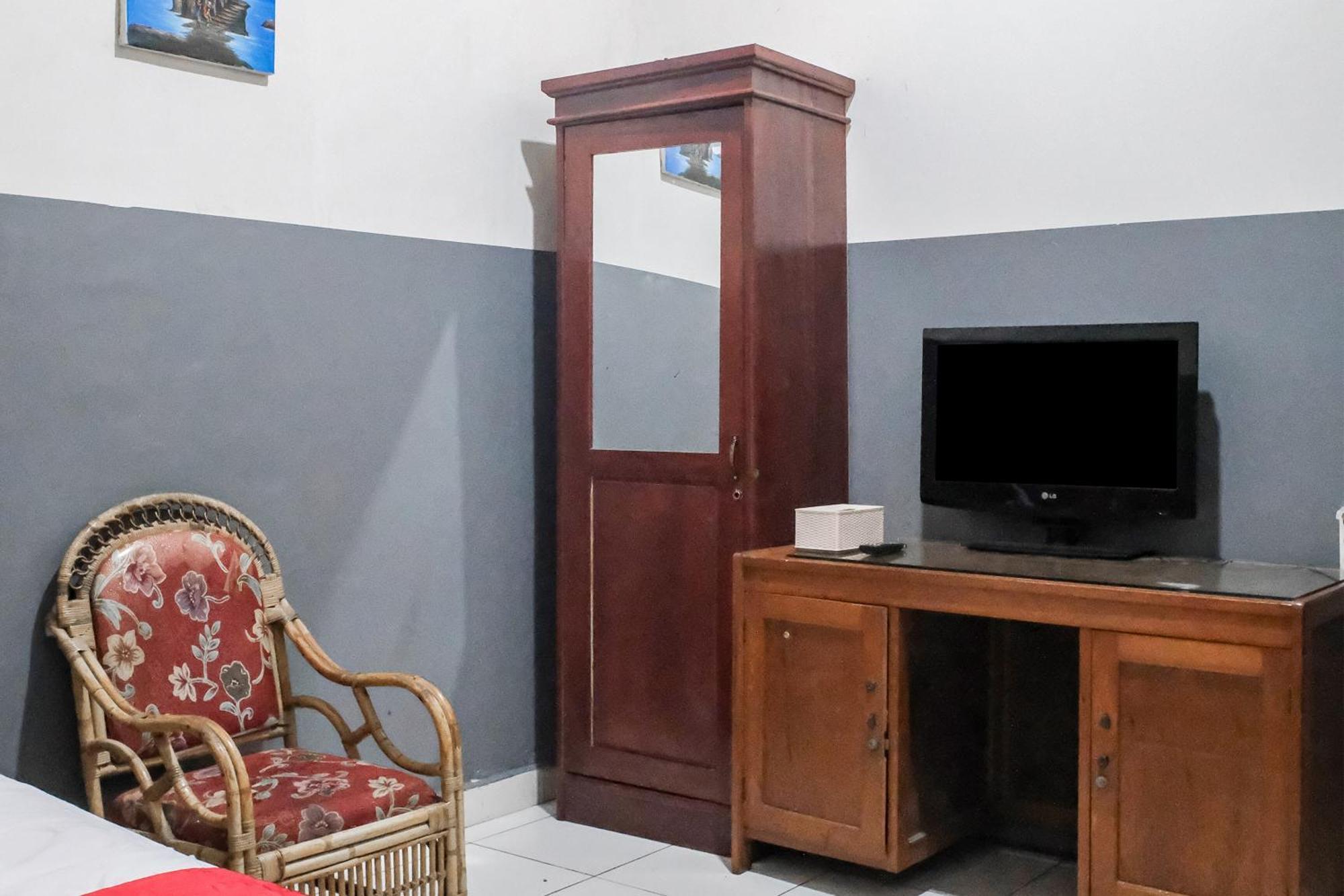 Oyo 93117 Penginapan Tiga Dara Джаяпура Екстериор снимка